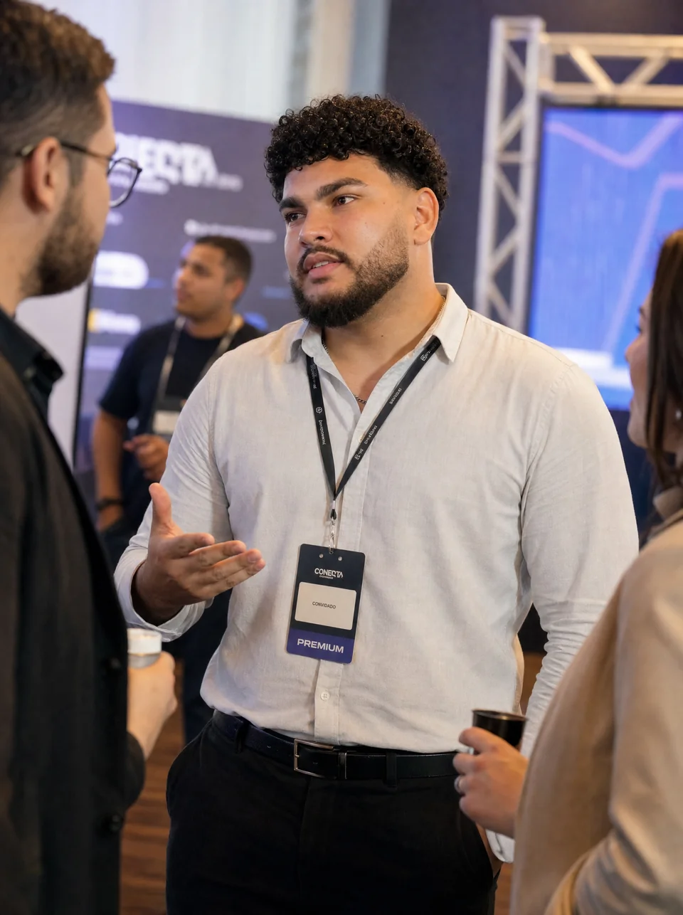 Daniel conversando com pessoas em um evento.